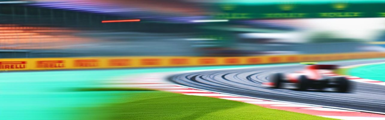 Circuit de course de Formule 1 avec des courbes dynamiques et de lherbe verte de part et d'autre de la piste.
