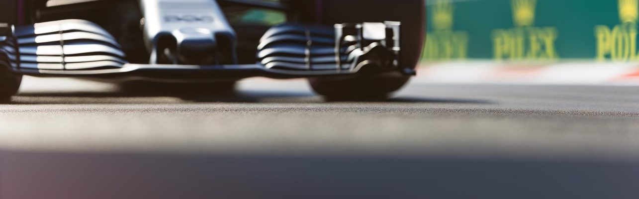Une voiture de course de Formule 1 sur une piste, montrant son design aerodynamique.